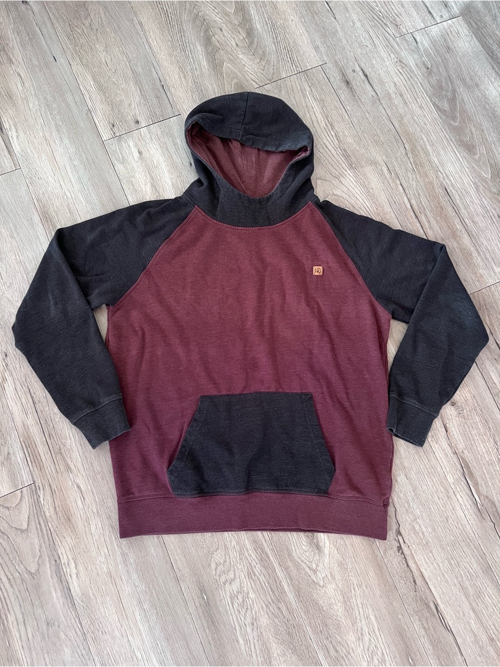 tentree Men's Two-Tone Raglan Hoodie in Burgundy and Black